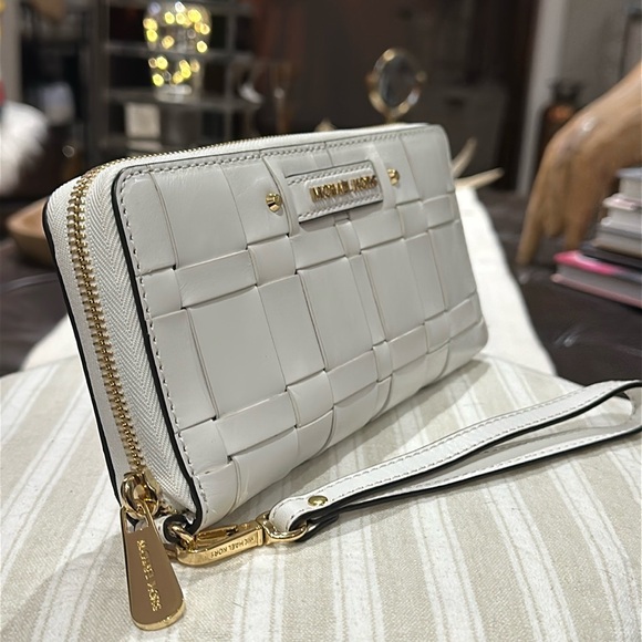 Authentic Michael Kors STUNNING "Vivian" Optic White Basket Weave Wallet, NWOT - Picture 3 of 16